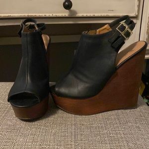 Black wedges